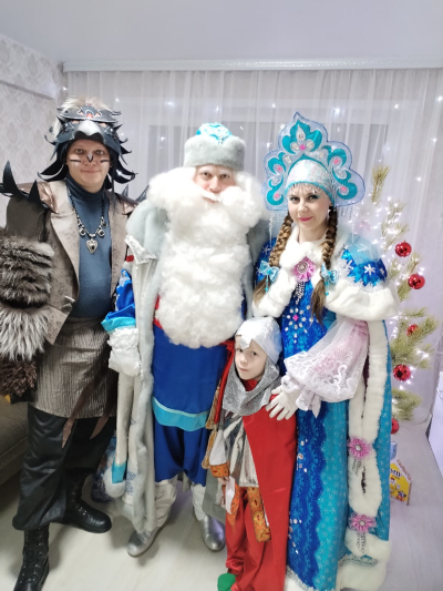 Дед Мороз, Снегурочка и Ворон посетили с поздравлениями детей наших бойцов СВО