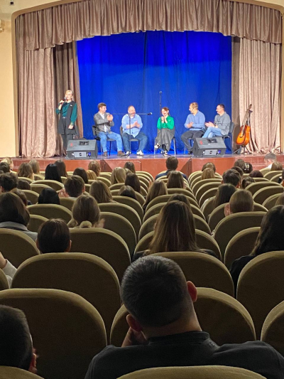 День театра.